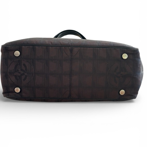 CHANEL Vintage New Travel line Tote bag in Brown - Picture 4 of 16